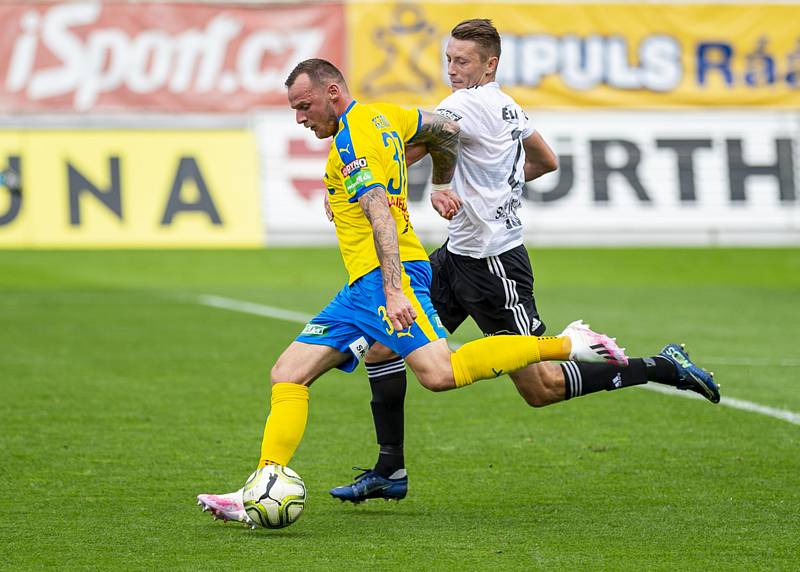 Popis fotky: Sport-fotbal-první-nadstavba-o ... - *** ČTK POOL *** Utkání 3. kola nadstavby první fotbalové ligy, skupina o záchranu: FK Teplice - Fastav Zlín, 28. června 2020 v Teplicích. Zleva Jakub Řezníček z Teplic a Dominik Simerský ze Zlína.    Tepl