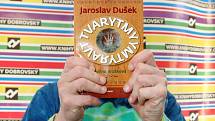 Divadelní a filmový herec, performer, režisér a improvizátor Jaroslav Dušek představil v pátek v Brně svoji nejnovější knihu Tvarytmy.