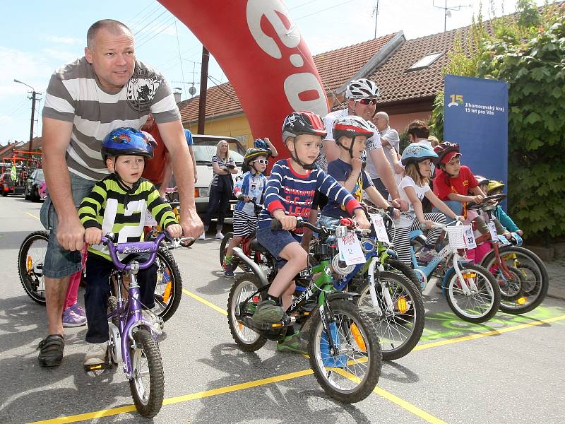 Osobnosti české cyklistiky i obyčejní lidé se v pátek sešli, aby uctili památku vynikajícího brněnského závodníka Miloše Hrazdíry, který zemřel před pětadvaceti lety.