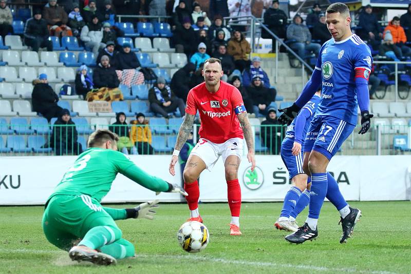 Brněnští fotbalisté (v červeném) uhráli v Mladé Boleslavi bezbrankovou remízu.