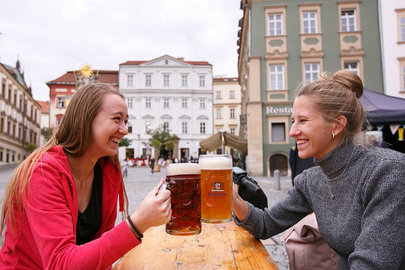 Pivní festival Oktoberfest na Zelném trhu potrvá celý víkend. Návštěvníci se mohou těšit na piva čepovaná do tupláků po vzoru mnichovské pivní slavnosti.