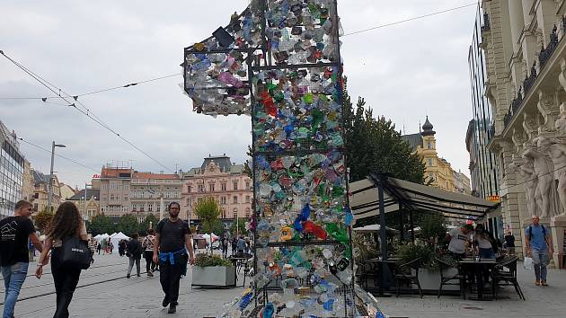 Na brněnském náměstí Svobody stojí od pondělí Jednička. Má upozornit na zbytečné plýtvání jednorázovými obaly.