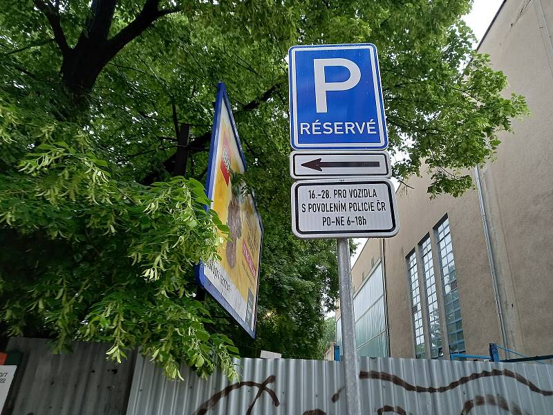 Čtrnáct parkovacích míst bude pro Brňany k dispozici v Sokolské ulici, byla omylem vyhrazená pro republikovou policii.