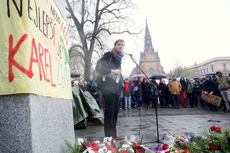 Demonstrace Listopadem to nekončí se účastnilo několik stovek lidí.