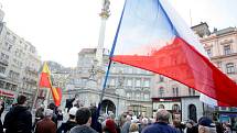 Asi dvě stovky lidí protestovaly na náměstí Svobody v Brně proti vládě a prezidentovi. Na pódiu řečníci vyjmenovávali nedostatky vedení státu a žádali demisi ministrů.