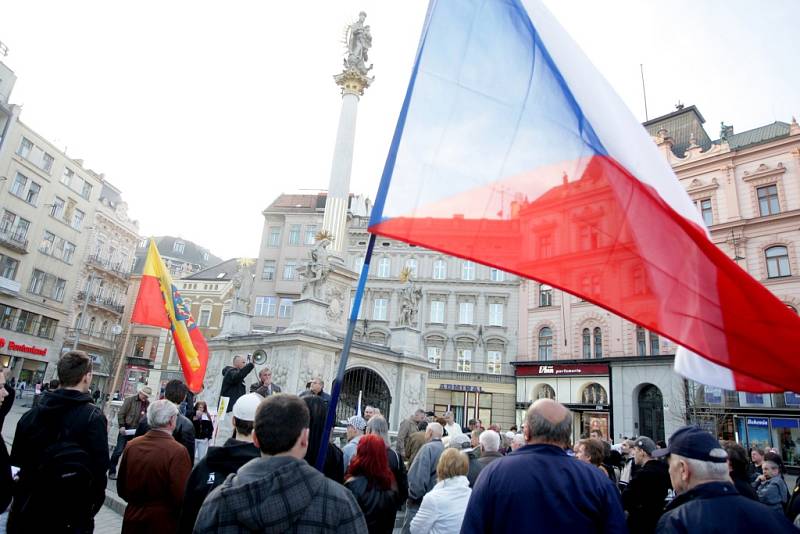 Asi dvě stovky lidí protestovaly na náměstí Svobody v Brně proti vládě a prezidentovi. Na pódiu řečníci vyjmenovávali nedostatky vedení státu a žádali demisi ministrů.