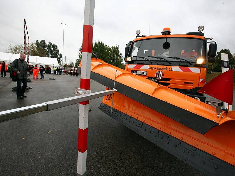 Řidiči autosypačů soutěžili na třetím ročníku SÚS JMK.