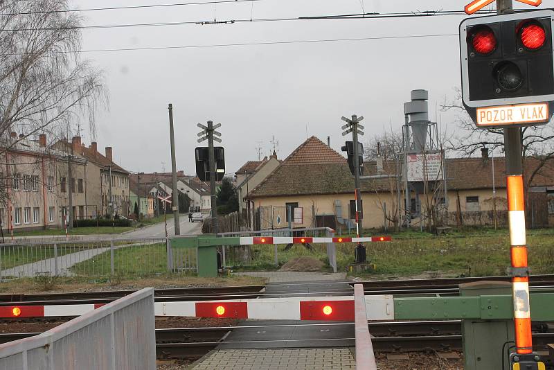 Místo u Podivína, kde se v roce 1950 srazil rychlík s autobusem. Zemřely tam desítky lidí. Nyní je tam přechod pro pěší. Rok 2015.