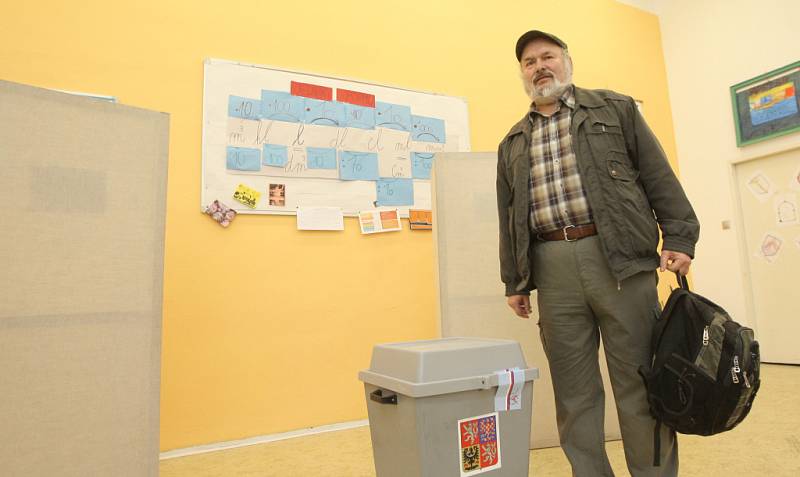 První den voleb zatím příliš netáhne. K volebním urnám chodí hlavně starší lidé.