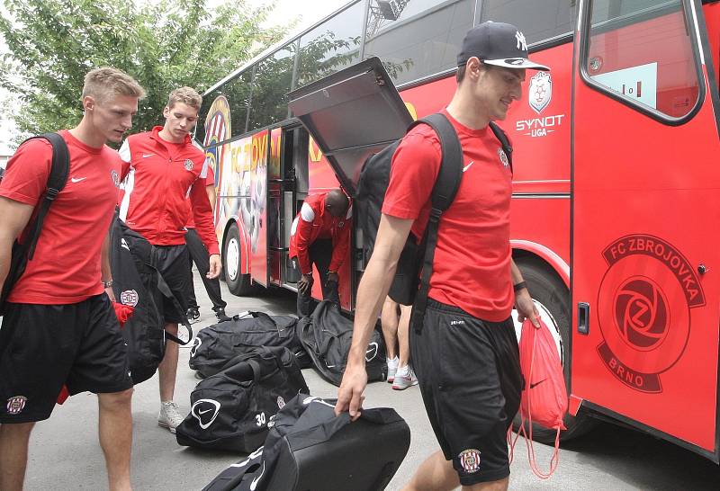 Necelé tři týdny dovolené prvoligovým fotbalistům Zbrojovky skončily. Ve čtvrtek se opět sešli v kabině, i když tentokrát hostující, a ve dvě hodiny odpoledne vyrazili na kondiční soustředění do Uherského Brodu.