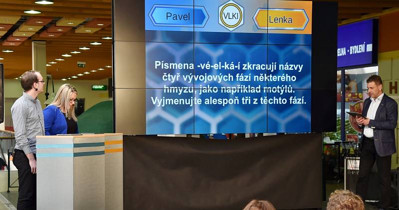 Své znalosti si na sérii záludných otázek ve známé soutěži AZ Kvíz vyzkoušeli na vlastní kůži soutěžící v brněnském nákupním centru v Králově Poli. Zvědaví diváci díky několika videím a rozhovorům nahlédli do zákulisí televizního studia.