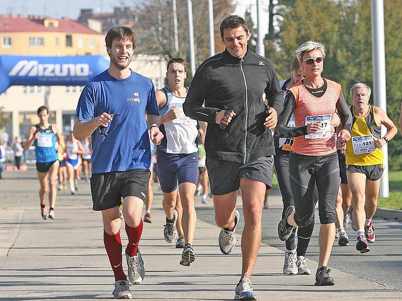 Redaktor Brněnského deníku Rovnost Jaroslav Kára s olympijským vítězem Davidem Kosteleckým.