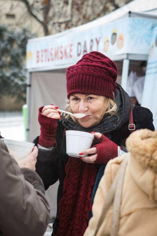  Všem potřebným, osamělým či opuštěným nabízeli dobrovolníci na středeční tříkrálové odpoledne fazolovou polévku. Zahrady Augustiniánského opatství na Mendlově náměstí v Brně totiž hostily charitativní akci Betlémské dary.