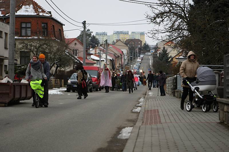 Líšeňskými ulicemi prošly v sobotu desítky masek.