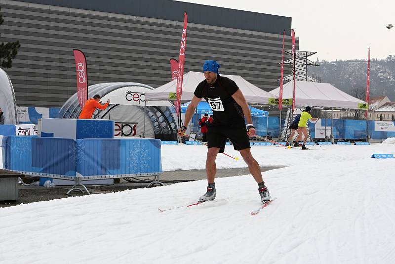 Desítky otužilých nadšenců se účastnily kryathlonu na Olympijském festivalu v Brně.