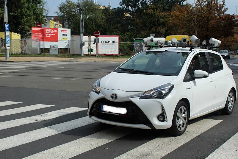 Speciální auto kontroluje parkování v modrých zónách v Brně.