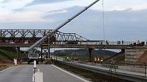 Brno 18.4.2020 - stavba provizorního mostu na dálnici D1