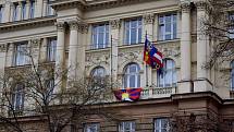 Na budově krajského úřadu na Žerotínově náměstí v Brně vyvěsili tibetskou vlajku.