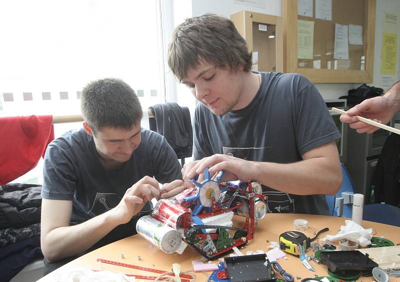 Čtyřčlenné týmy studentů se ve středu utkaly na půdě Vysokého učení technického v Brně, aby změřily svoje síly ve finále soutěže studentů technických oborů.