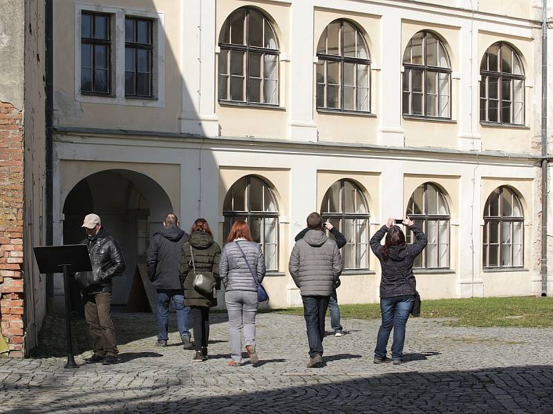 Hrad Veveří nad nad Brněnskou přehradou nenabídl na začátek sezóny speciální atrakce. Přesto jeho branou prošly stovky lidí. 