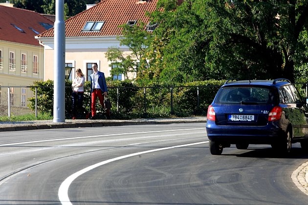 V Brně se dříve oproti plánu otevřely opravované ulice Husova a Cejl už v úterý večer. 