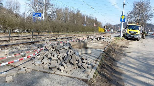 Místo havárie přivaděče Vírského vodovodu u tramvajové zastávky Kamenolom v Brně po třech dnech, 5. dubna 2021.