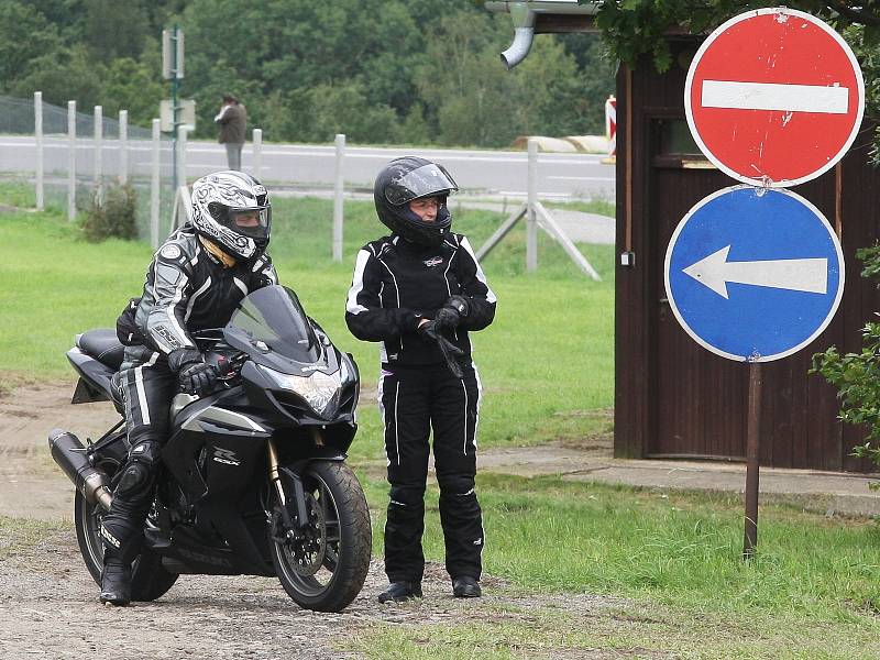 Přípravy v kempech i v paddocku na motocyklovou Velkou cenu České republiky na brněnském Masarykově okruhu.