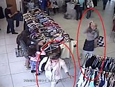 Zlodějky okrádají nakupující. Jdou po nehlídaných kabelkách.