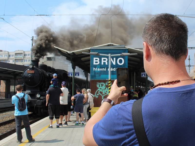 Lidé přišli na brněnské hlavní vlakové nádraží přihlížet jízdě parní lokomotivy. Cestující vezla do Kuřimi, kde mohli přihlížet také takzvanému zbrojení vodou.