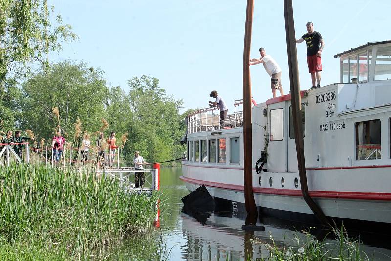 Loď Munot se ve středu po opravě vrátila v Pasohlávkách na hladinu novomlýnských nádrží.