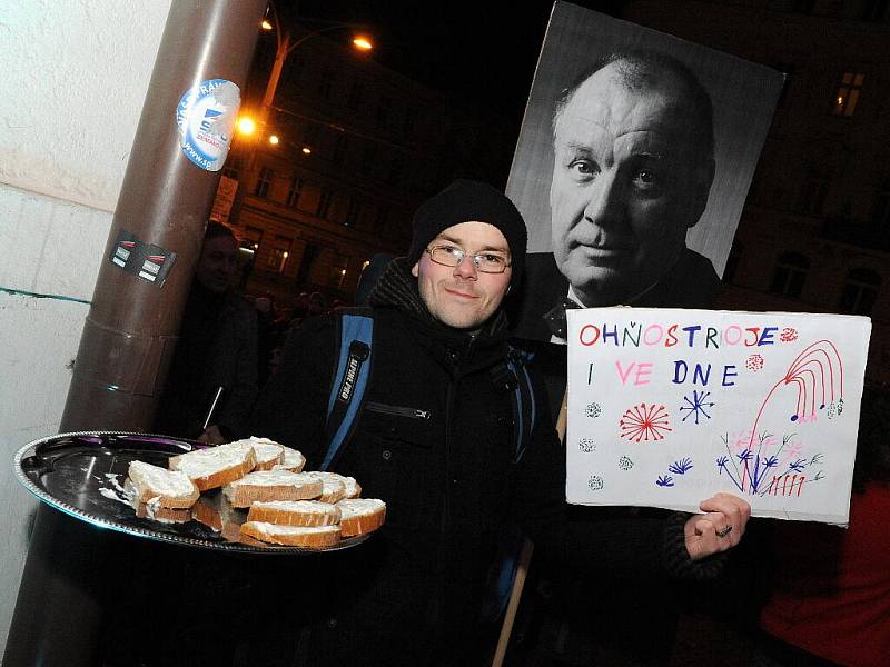 Třetí ročník reprezentačního plesu města Brna nazvaný Ples před oponu se opět konal v Mahelově divadle.