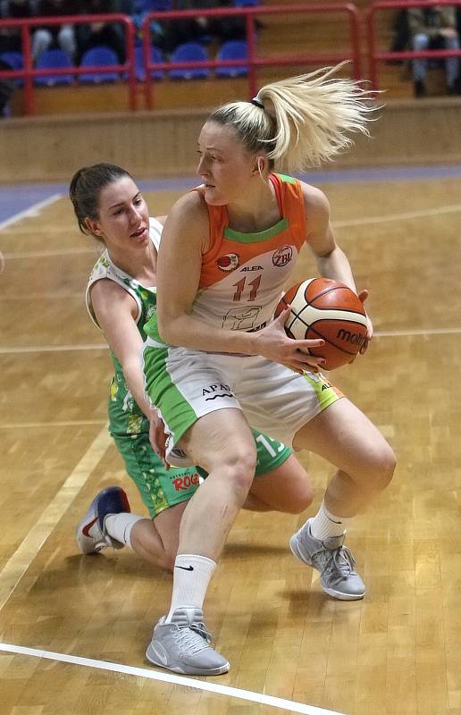 Basketbalistky KP Brno v druhém letošním městském derby porazily Handicap Brno 82:61.