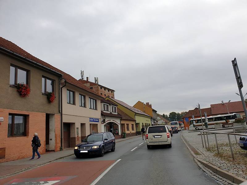 Vytížená křižovatka ulic Oslavanská a Tomáše Procházky v Ivančicích na Brněnsku.