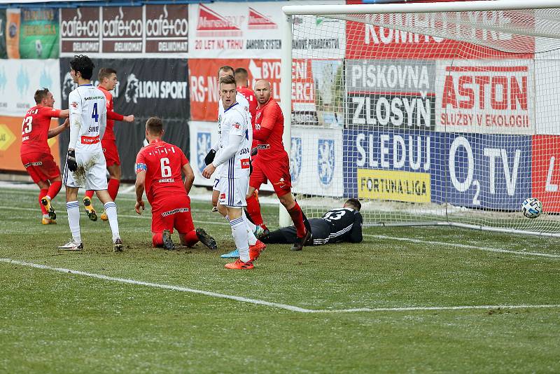 Fotbalisté Zbrojovky (v červeném) zahájili prvoligové jaro remízou v Mladé Boleslavi.