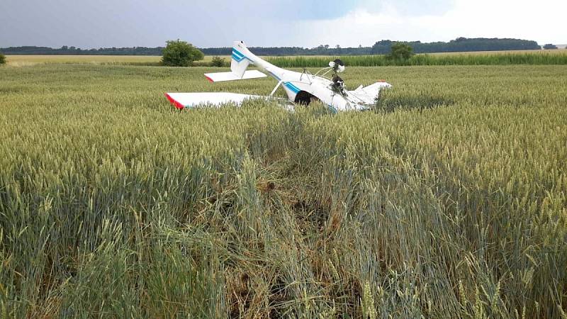 U Měnína spadlo malé letadlo se dvěma muži. Oba jsou lehce zranění.