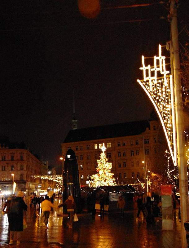Osvětlená tramvaj, betlém i vánoční výzdoba přinesly do ulic Brna adventní atmosféru.