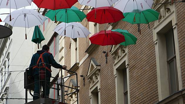 Zaměstnanci Technických sítí Brno první říjmovou středu odmontovali deštníky v České ulici.