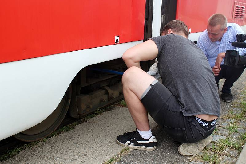 Sedmička řidičů tramvají z Dopravního podniku měst Mostu a Litvínova začala pracovat pro brněnský dopravní podnik. V Brně budou jezdit čtyři měsíce. V pátek mají zkušební jízdy.