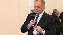 Slovenský prezident Andrej Kiska převzal na brněnské Masarykově univerzitě zlatou medaili.