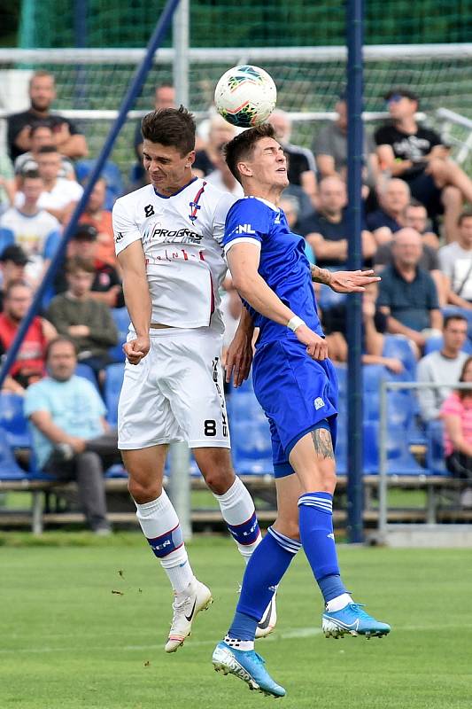 Zápas SK Líšeň (v bílém) proti FC Slavoj Vyšehrad.