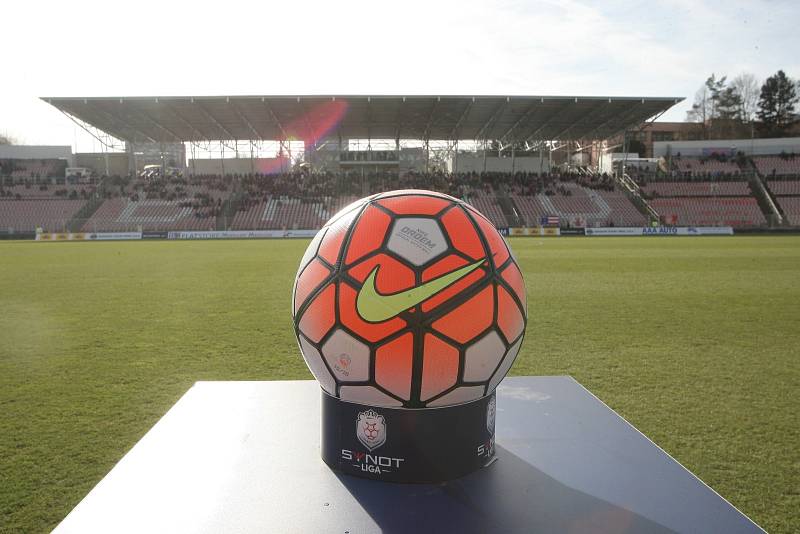 Na nově zastřešené západní tribuně stadionu v Srbské ulici si brněnští diváci vychutnali nejen lepší pohodlí, ale také vítězství domácí Zbrojovky 2:0 nad regionálním rivalem ze Zlína ve dvacátém kole první fotbalové ligy.