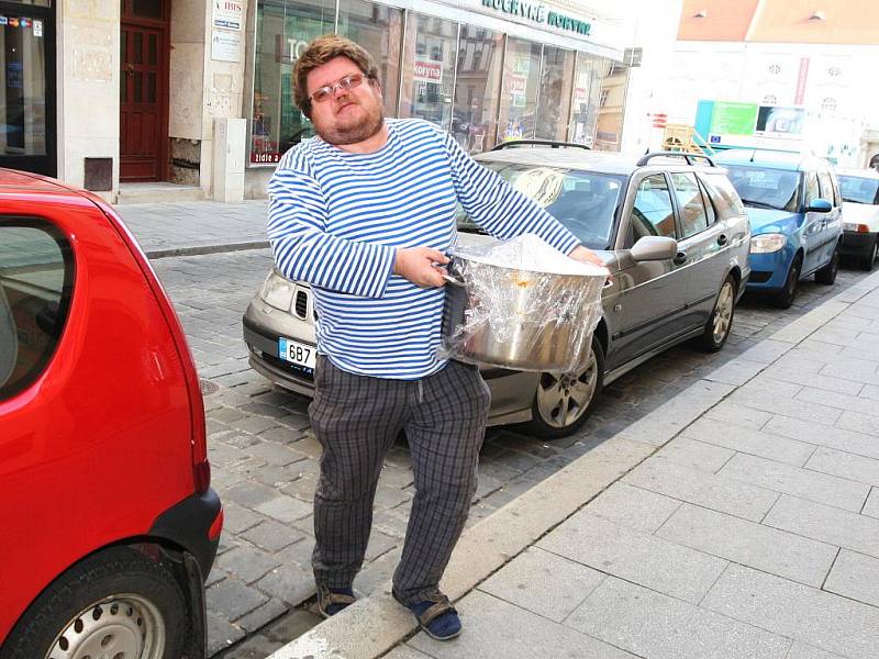 Koulení bezmála třináctikilového loukoťového kola z Lednice do Brna.