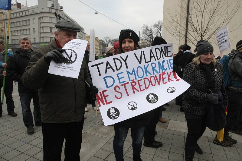 Asi tisícovka lidí v sobotu přišla na Moravské náměstí v Brně na demonstraci proti islámu. Nedaleko svolali vlastní shromážděni zastánci tolerance a náboženské svobody.