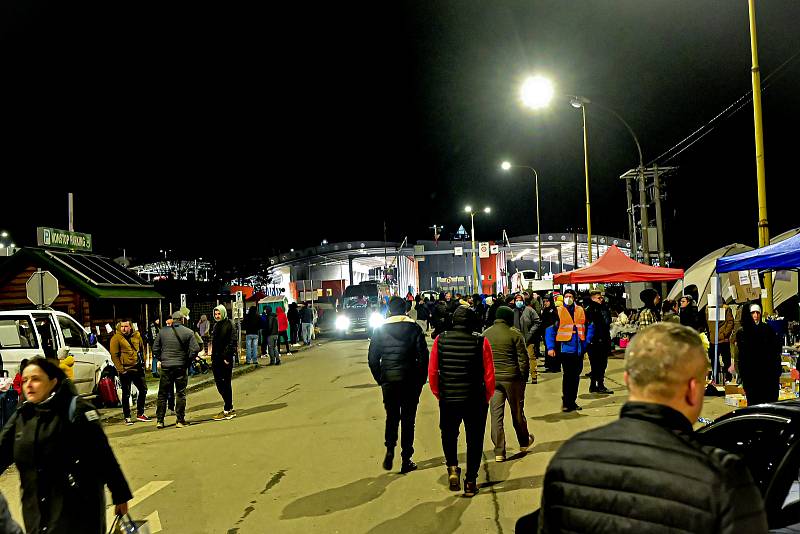 I přes hraniční přechod Vyšné Německé - Velké Slemence přichází na Slovensko z Ukrajiny lidé vyhnaní válkou.