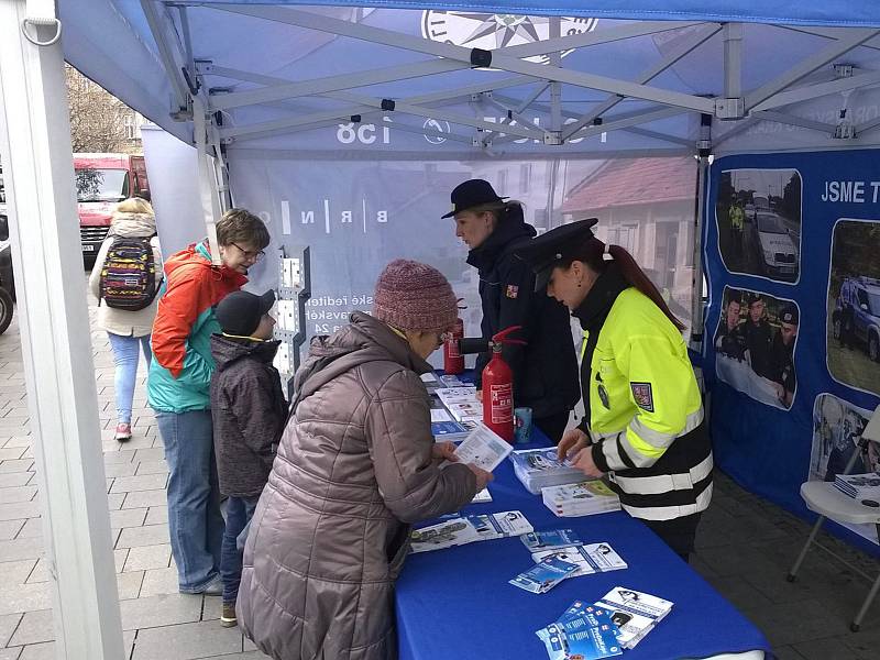 Policisté a hasiči informují Brňany o nejčastějším nebezpečí, které na ně číhá v období adventu.