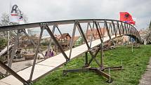 Třicetimetrový most pro odlehlou vesnici v Albánii vyráběl Jan Balák spolu s otcem a dědem tři měsíce. Na svém dvoře v Sokolnicích ho pak poskládali za tři dny.