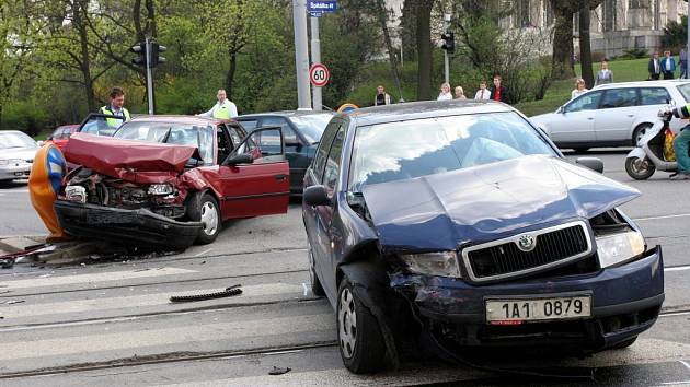 Řidiči, kteří od roku dva tisíce jezdí bezpečně a nebourali, tedy neuplatňovali pojistné plnění, mohou mít příští rok slevu už čtyřicet procet.