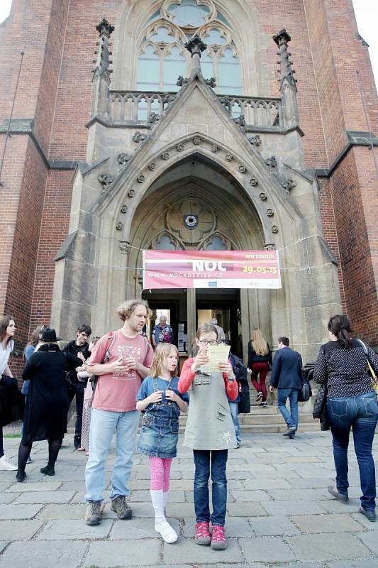 Rozezněním zvonů na stovkách míst po celé republice před šestou hodinou večer začal v pátek sedmý ročník akce Noc kostelů.