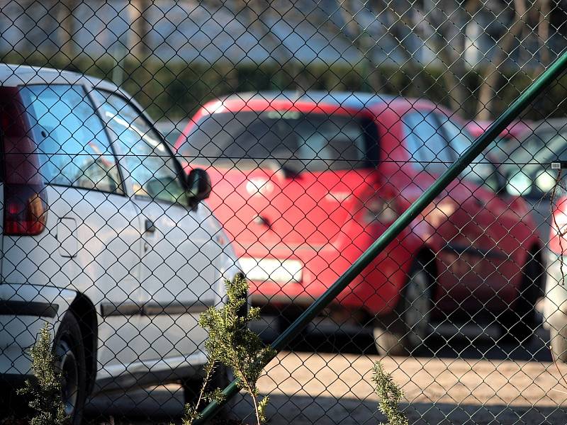 Pokut za špatné parkování v okolí porodnice u Obilního trhu v centru Brna přibývá. Město chce v Údolní ulici zavést krátkodobé placené parkování.