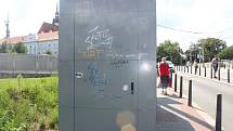 Na Moravském náměstí jsou vandaly poničené dvě moderní zastávky. Mají dotykovou obrazovku s jízdními řády či zásuvky na nabíjení mobilních telefonů. Aktuálně jedna obrazovka nefunguje a obě zastávky jsou posprejované.